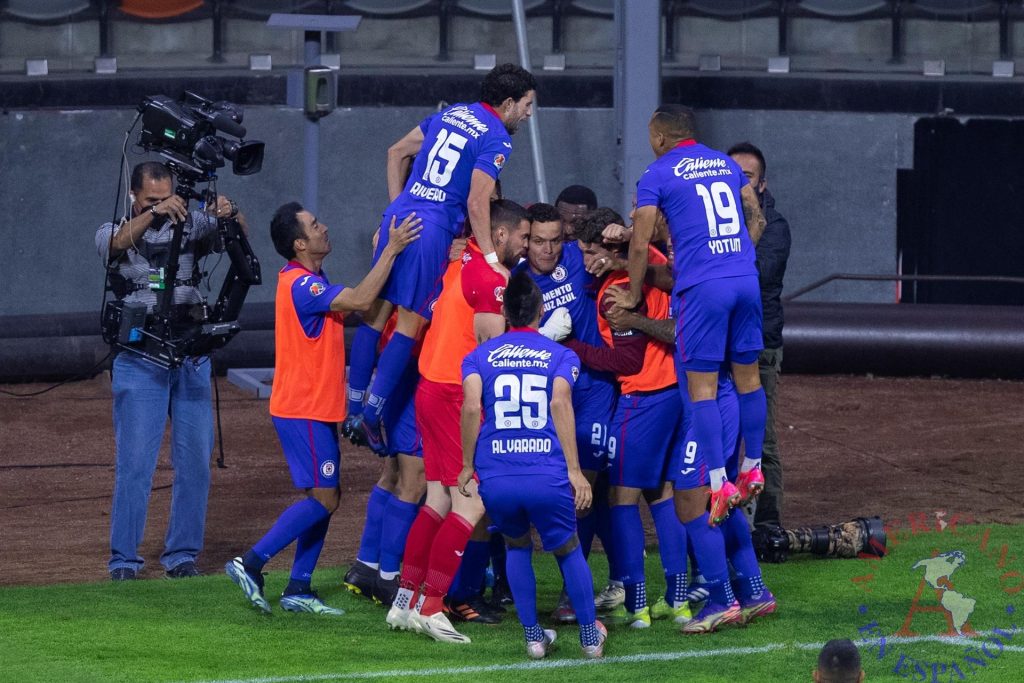 equipo Cruz Azul festejan