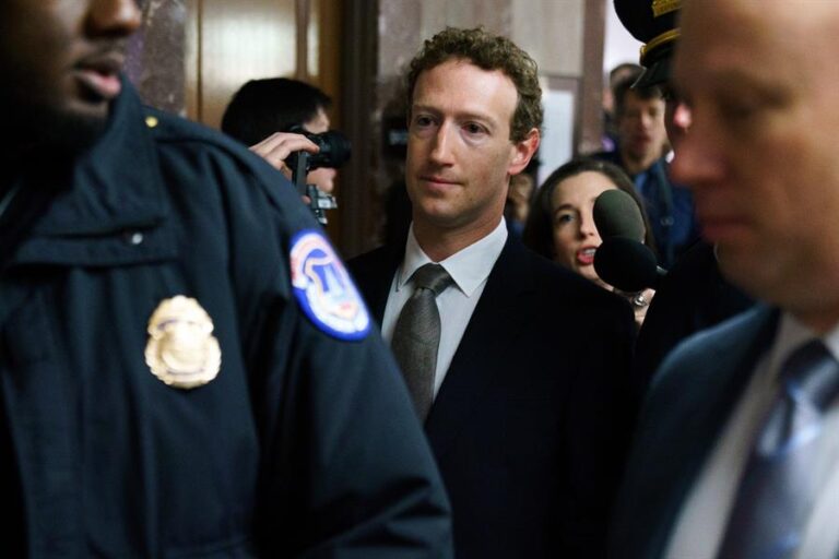 Zuckerberg pide perdón