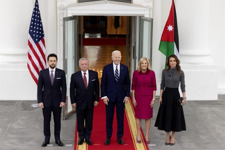 Biden recibe en la Casa Blanca al rey Abdalá II de Jordania y a su esposa, la reina Rania.