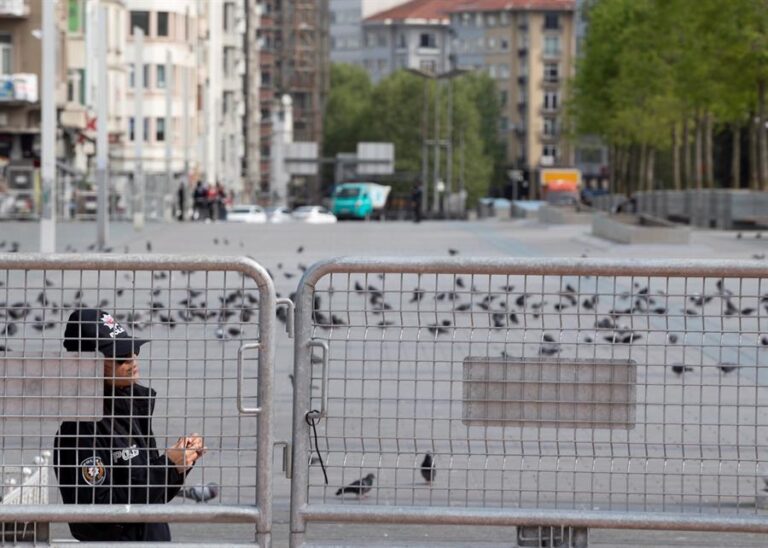 Turquía detiene a 34 sospechosos por el atentado contra tribunales en Estambul.