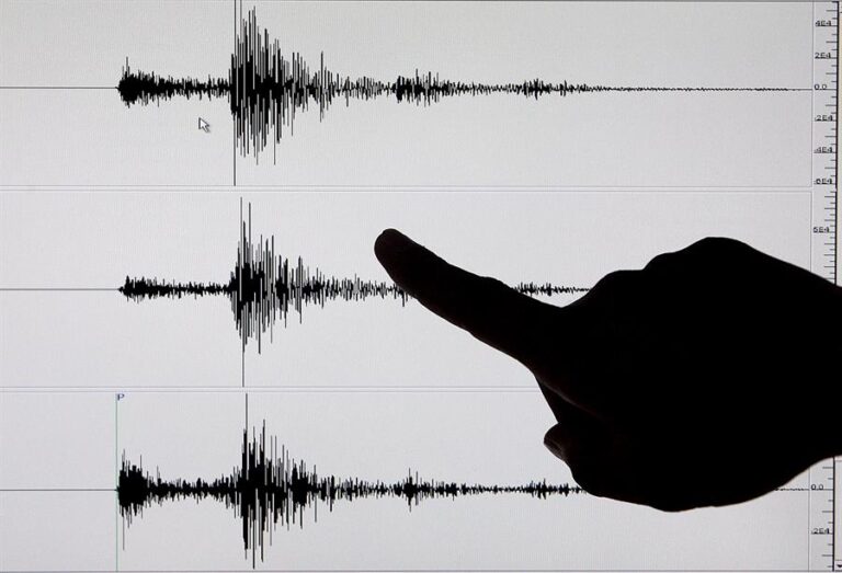 7 heridos y daños urbanos tras terremoto de 6,6 en japón