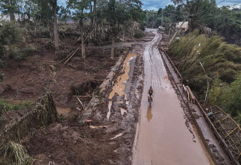 Suben a 108 los fallecidos y a 136 los desaparecidos por las inundaciones en el sur de Brasil