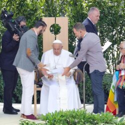 El papa abraza a un israelí y un palestino y denuncia la “derrota histórica” de la guerra
