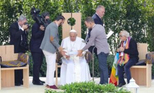 El papa abraza a un israelí y un palestino y denuncia la “derrota histórica” de la guerra