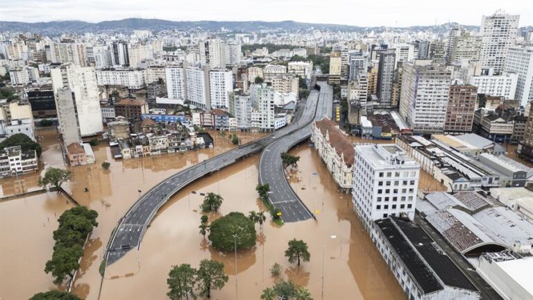 Miles de habitantes de Porto Alegre buscan desesperados un refugio ante las inundaciones Miles de habitantes de Porto Alegre buscan desesperados un refugio ante las inundaciones