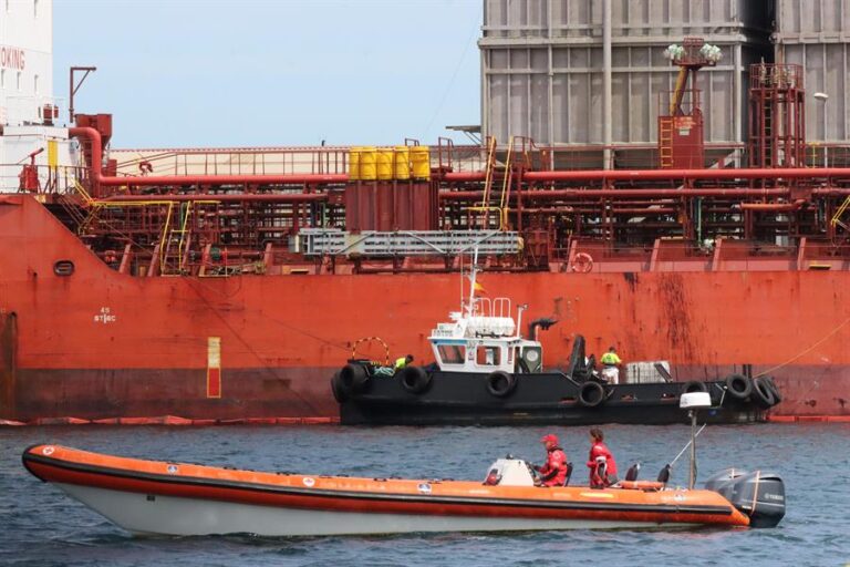 Buque turco vertió más de 27 toneladas de fuel en el puerto de Ceuta (España)