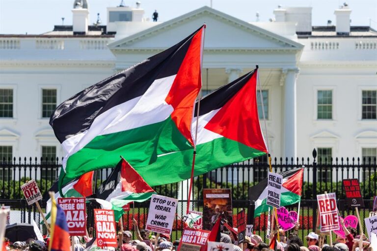 Protesta propalestinas rodea la Casa Blanca con una ‘línea roja del pueblo’