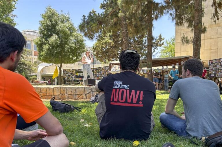 Estudiantes israelíes organizan una huelga parcial en solidaridad con los rehenes en Gaza.