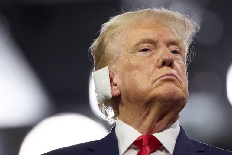 Asistentes al mitin de Trump vieron al tirador casi dos minutos antes de disparar.