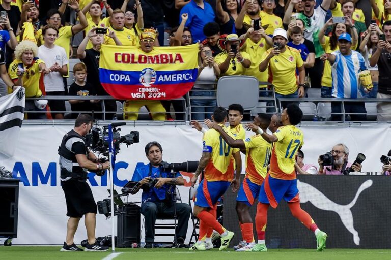 Colombia thrashed Panama 5-0 Colombia thrashed Panama 5-0