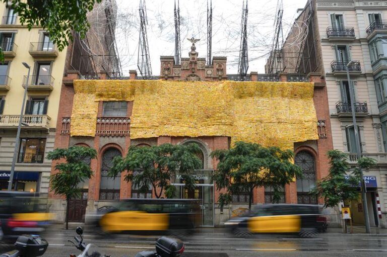 El edificio modernista del Museu Tàpies muta su “piel” gracias al ghanés Attukwei Clottey