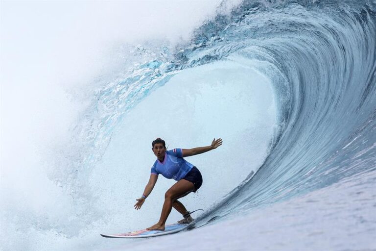 La costarricense Brisa Hennessy entra en las semifinales de surf de París 2024