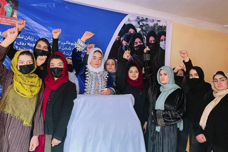 Los talibanes prohíben el sonido de la voz de mujer y marcan el hiyab como innegociable.