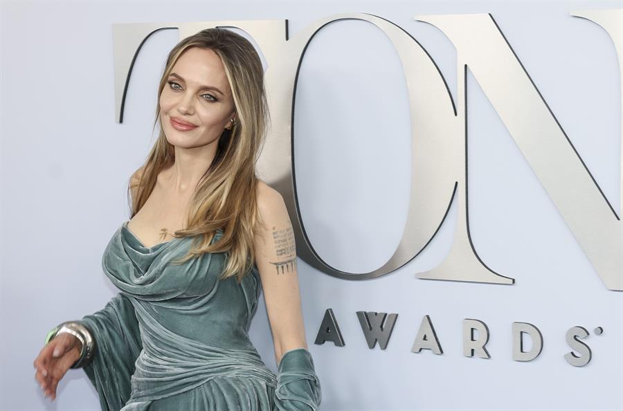 Fotografía de archivo en donde aparece la actriz Angelina Jolie mientras llega a la alfombra roja de la 77 edición anual de los Premios Tony en el Teatro David H. Koch del Lincoln Center en Nueva York,el 16 de junio de 2024. EFE/SARAH YENESEL