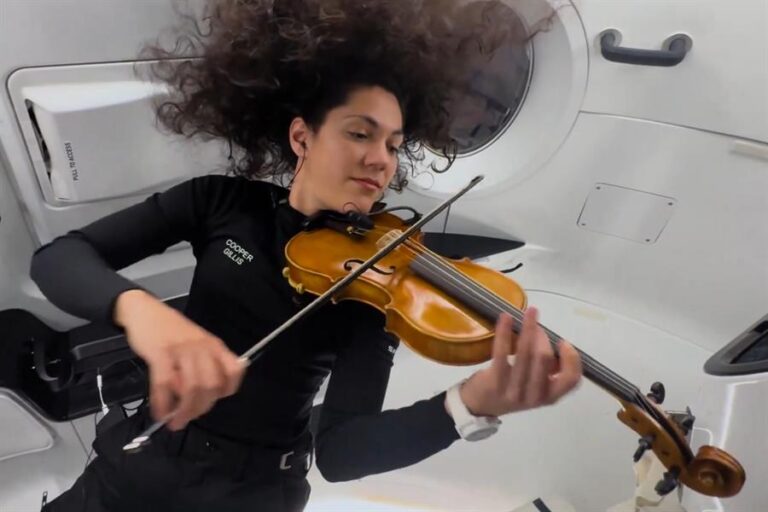 Tripulante de Polaris interpreta desde el espacio canción de ‘Star Wars’