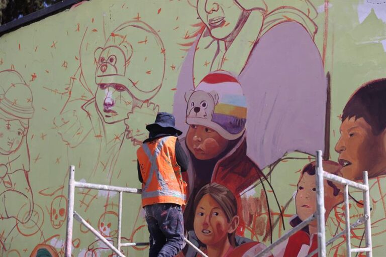 Muralistas honran la vida, muerte y tradición en Bolivia
