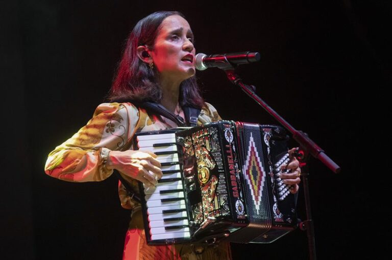 Julieta Venegas y Vivir Quintana Julieta Venegas y Vivir Quintana