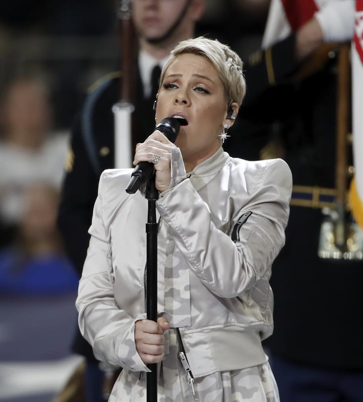 La cantante P!nk pospone parte de su gira por razones que “están fuera de su control”.