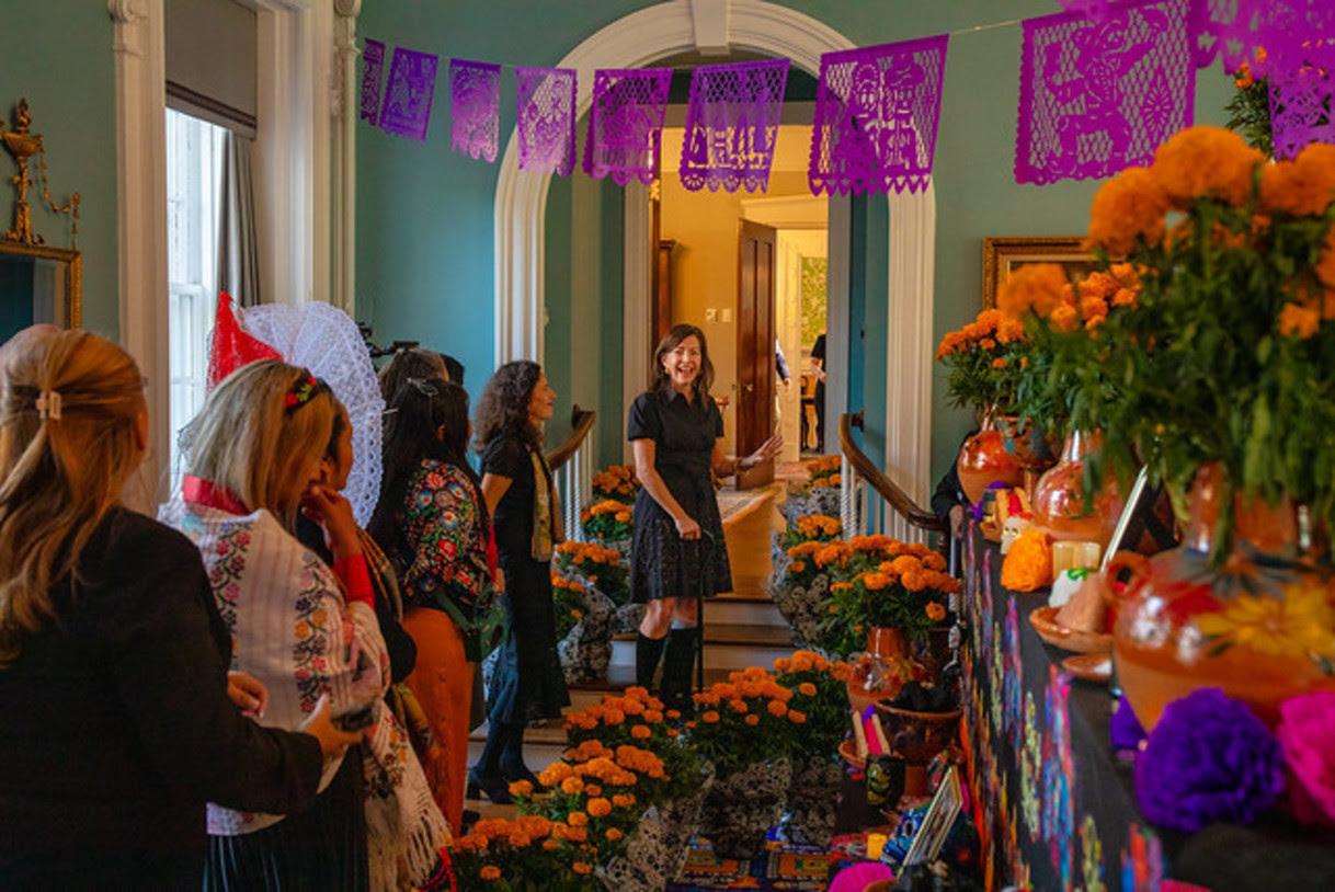 Primera Dama Tammy Murphy Honra el Día de Muertos en Drumthwacket