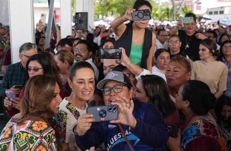 Fotografía cedida este domingo por la presidencia de México, de la presidenta de México, Claudia Sheinbaum (c), mientras se toma una fotografía con simpatizantes durante una gira de trabajo en el municipio de Chetumal en Quintana Roo (México). EFE/Presidencia de México