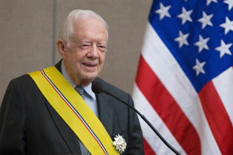 Fotografía de archivo del 14 de enero de 2016 del expresidente estadounidense, Jimmy Carter, recibiendo la Orden de Manuel Amador Guerrero de manos del presidente de Panamá, Juan Carlos Varela, en el centro Carter de Atlanta, Georgia (Estados Unidos). Jimmy Carter, fallecido este domingo a sus 100 años, entró en la historia de Estados Unidos con su improbable ascenso de cult de magnate del maní (cacahuete) a presidente del país, pero su mayor legado fue redefinir la vida después de la Casa Blanca, con una labor tenaz que dejó una huella sin precedentes en la política estadounidense y mundial. EFE/ Branden Camp ARCHIVO