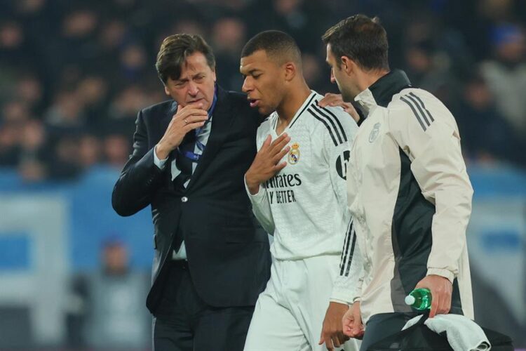 El francés Kylian Mbappe deja el campo tras lesionarse ante el Atalanta. EFE/EPA/MICHELE MARAVIGLIA