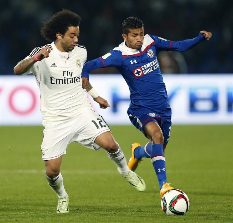 El defensa brasileño del Real Madrid Marcelo Vieira (i) lucha el balón con el ecuatoriano Joao Rojas (d), de Cruz Azul, durante la semifinal del Mundial de Clubes de 2014 en Marrakech (Marruecos). EFE/Chema Moya/Arhivo