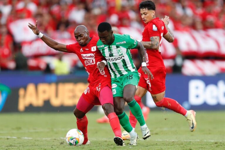 Marcos Mina (i) de América disputa el balón con Marino Hinestroza de Atlético Nacional durante el partido de vuelta de la final de Copa Colombia. EFE/ Ernesto Guzmán