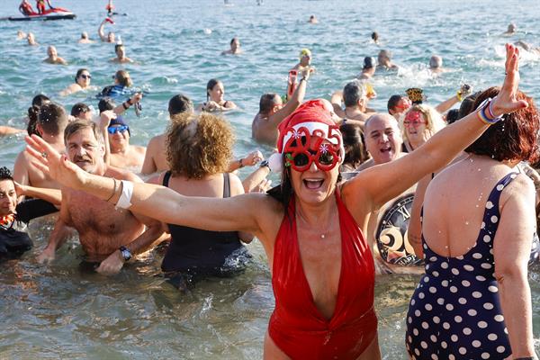 El año inicio con un baño solidario por las personas sin hogar: España El año inicio con un baño solidario por las personas sin hogar: España