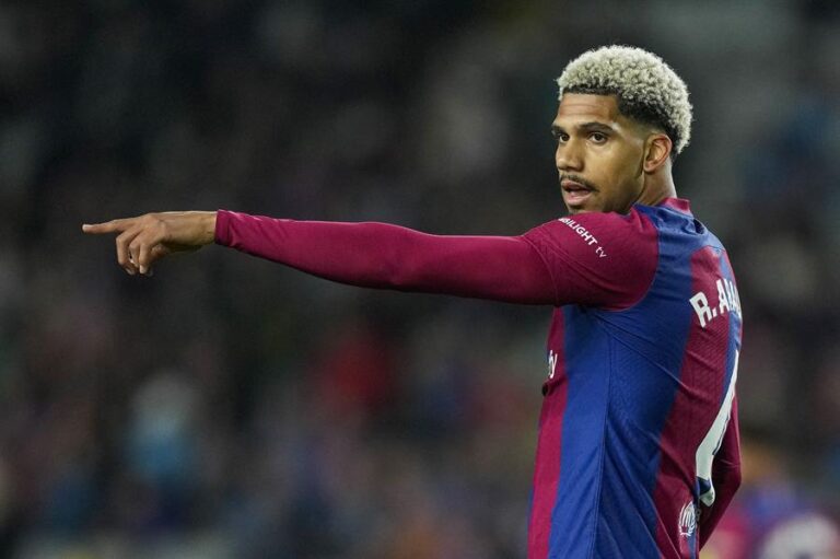 Ronald Araujo renueva con el Barcelona