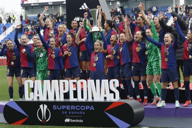 Las jugadoras del FC Barcelona levantan el trofeo tras vencer en la final de la Supercopa femenina de fútbol que disputan FC Barcelona y Real Madrid este domingo en el estadio de Butarque en Leganés. EFE/Mariscal