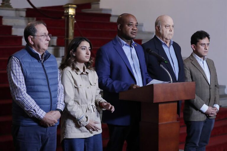 El Canciller de Colombia, Luis Gilberto Murillo (c), habla durante una rueda de prensa este domingo, en Bogotá (Colombia). EFE/ Carlos Ortega