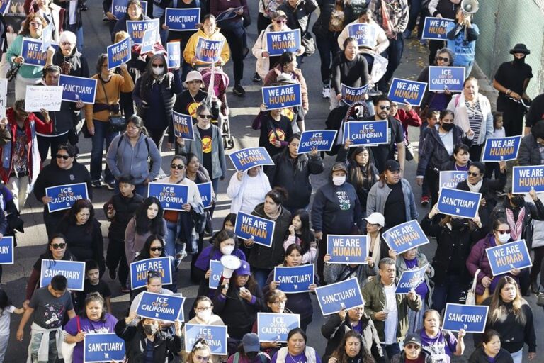 Fotografía de archivo de personas con pancartas en una manifestación en protesta contra las propuestas que está discutiendo la Administración entrante de Donald Trump para la deportación generalizada de inmigrantes ilegales en el Capitolio del Estado en Sacramento, California, EE. UU., el 2 de diciembre de 2024. EFE/EPA/JOHN G. MABANGLO