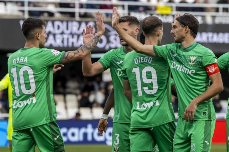 El jugador del C.D Leganés Dani Raba (i) junto a Sergio Gonález (d), celebran el segundo gol ante el jugador F.C. Cartagena, durante el partido correspondiente a los dieciseisavos de final de la Copa del Rey, que están disputando este domingo en el estadio Cartagonova en Cartagena. EFE/Marcial Guillén