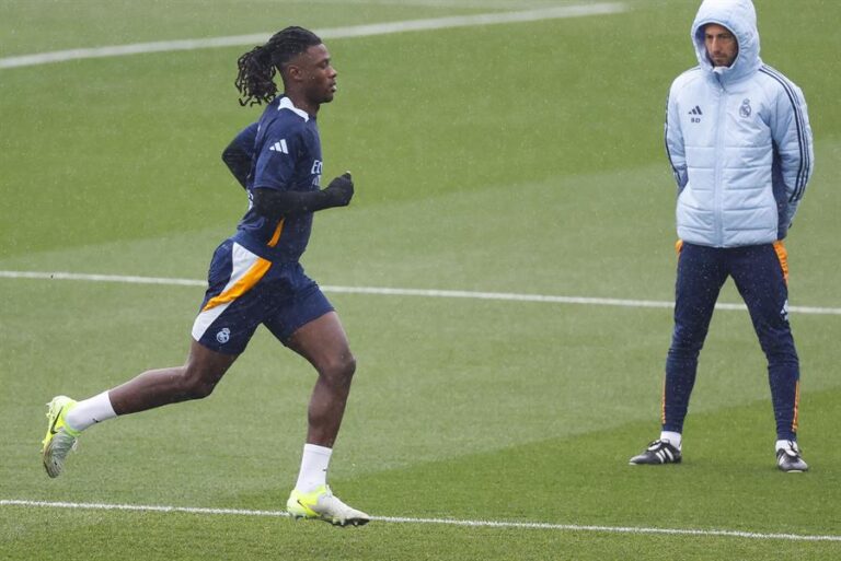 El centrocampista del Real Madrid Eduardo Camavinga durante un entrenamiento del equipo, en la Ciudad Deportiva de Valdebebas. EFE/ Mariscal