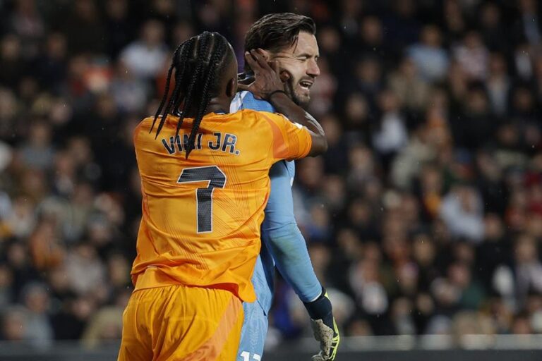 El delantero brasileño del Real Madrid Vinicius Junior (i) agrede al guardameta macedonio del Valencia, Stole Dimitrievski, en la jugada que provocó la expulsión del jugador madridista. EFE / Manuel Bruque.