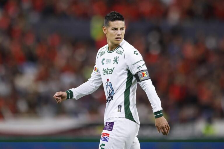 Imagen de archivo del colombiano James Rodríguez del León durante un juego en el Estadio Jalisco, en Guadalajara (México). EFE/ Francisco Guasco