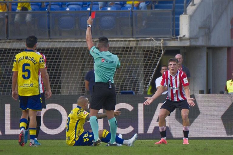 El árbitro Miguel Ángel Ortiz Arias, que dirigirá la semifinal de la Supercopa entre el Athletic y el Barcelona, en el momento de sacar tarjeta roja a Mikel Jauregizar (d), durante el encuentro de la quinta jornada de LaLiga ante la UD Las Palmas. EFE/Ángel Medina G.