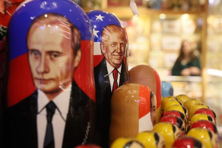 Muñecas matrioshka rusas tradicionales decoradas con retratos del presidente ruso Vladimir Putin (I) y el presidente estadounidense Donald Trump están en exhibición en una tienda de souvenirs en el centro de Moscú, Rusia, 21 de enero de 2025. (Rusia, Moscú) EFE/EPA/MAXIM SHIPENKOV