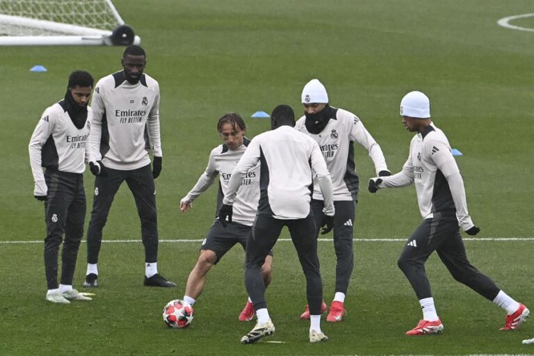 Los jugadores del Real Madrid, Rodrygo (i), Luka Modric (3i), Antonio Rüdiger (2i) y Kylian Mbappe (2d) durante el entrenamiento del equipo en la Ciudad Deportiva de Valdebebas. EFE/ Fernando Villar