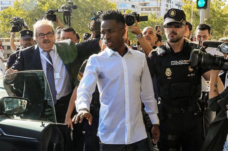 Foto de archivo del delantero brasileño del Real Madrid Vinicius Jr a su salida de los juzgados de Plaza de Castilla en Madrid. EFE/ Fernando Alvarado