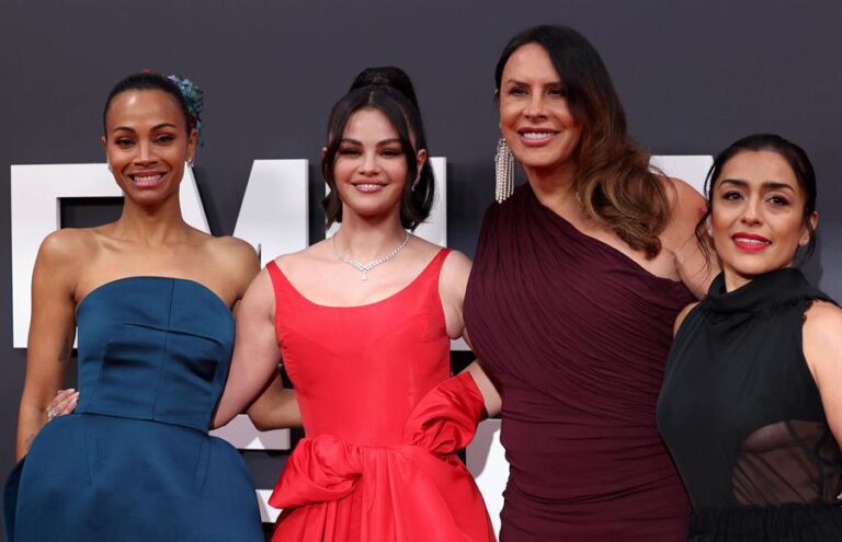 (i-d) Las actrices Zoe Saldana, Selena Gómez, Karla Sofía Gascón y Adriana Paz , parte del elenco de la película 'Emilia Pérez' EFE/EPA/NEIL HALL