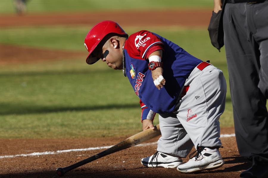 El cargabates mexicano José Valentín 'Chevale' Burgos, sostiene un bate durante un juego de la Serie de la Caribe, ayer en la ciudad de Mexicali, en el estado de Baja California (México). EFE/ Sáshenka Gutiérrez