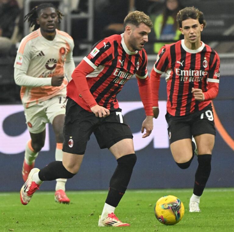 Santiago Giménez (c), del AC Milan, en acción junto a Joao Felix (d), durante el partido de cuartos de final de la Copa Italia. EFE/EPA/DANIEL DAL ZENNARO