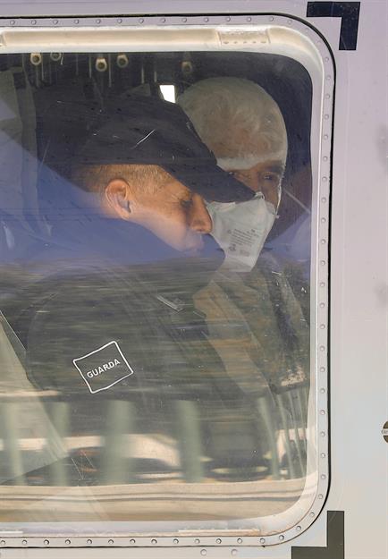 Fotografía de archivo del 11 de noviembre de 2024 en la que se ve un integrante de la Guardia Nacional (GN) acompañando el traslado en helicóptero del narcotraficante Rafael Caro Quintero (d) al penal del Altiplano, luego de ser atendido en un hospital de la ciudad de Toluca (México). EFE/ Felipe Gutiérrez