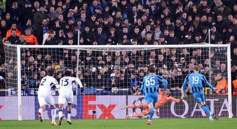 Gustaf Nilsson anota de penalti para el Brujas en el tiempo añadido del partido de ida contra el Atalanta, de la eliminatoria de acceso a octavos de la Liga de Campeones. EFE/EPA/OLIVIER MATTHYS