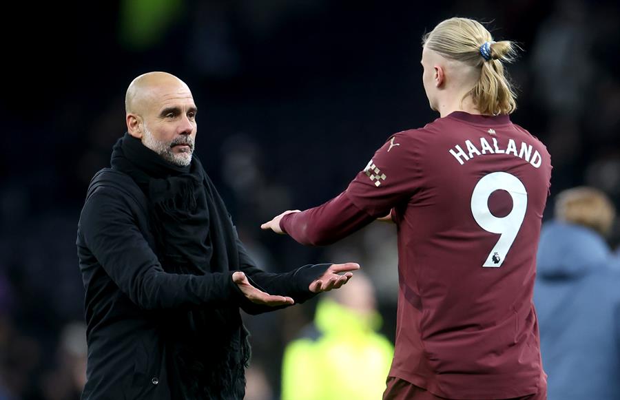 El delantero noruego del City Erling Haaland (c) celebra la victoria de su equipo con su entrenador, Pep Guardiola, durante el partido de la Premier League que han jugado Tottenham Hotspur y Manchester City, en Londres, Reino Unido, Londres. EFE/EPA/NEIL HALL