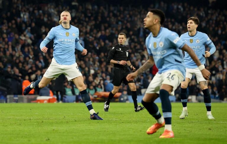 Erling Haaland (I) del Manchester City durante el partido de ida de la fase de eliminación directa de la UEFA Champions League entre el Manchester City y el Real Madrid, en Manchester, Reino Unido. EFE/EPA/ADAM VAUGHAN