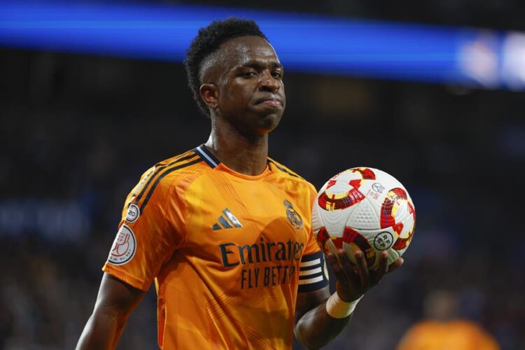 El delantero brasileño del Real Madrid, Vinicius Junior, durante el encuentro correspondiente a la ida de las semifinales de la Copa del Rey que disputan este miércoles Real Sociedad y Real Madrid en el estadio de Anoeta, en San Sebastián. EFE / Juan Herrero.