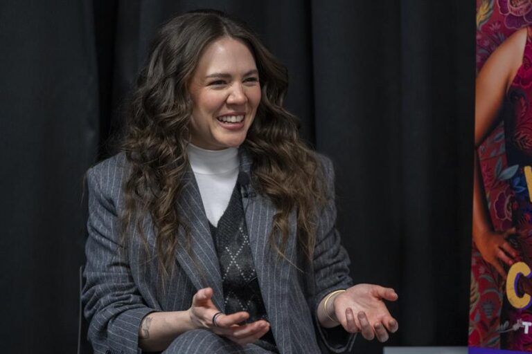 La cantante y compositora mexicana Joy Huerta habla durante una entrevista con EFE este martes en Nueva York (EE.UU.). EFE/ Ángel Colmenares